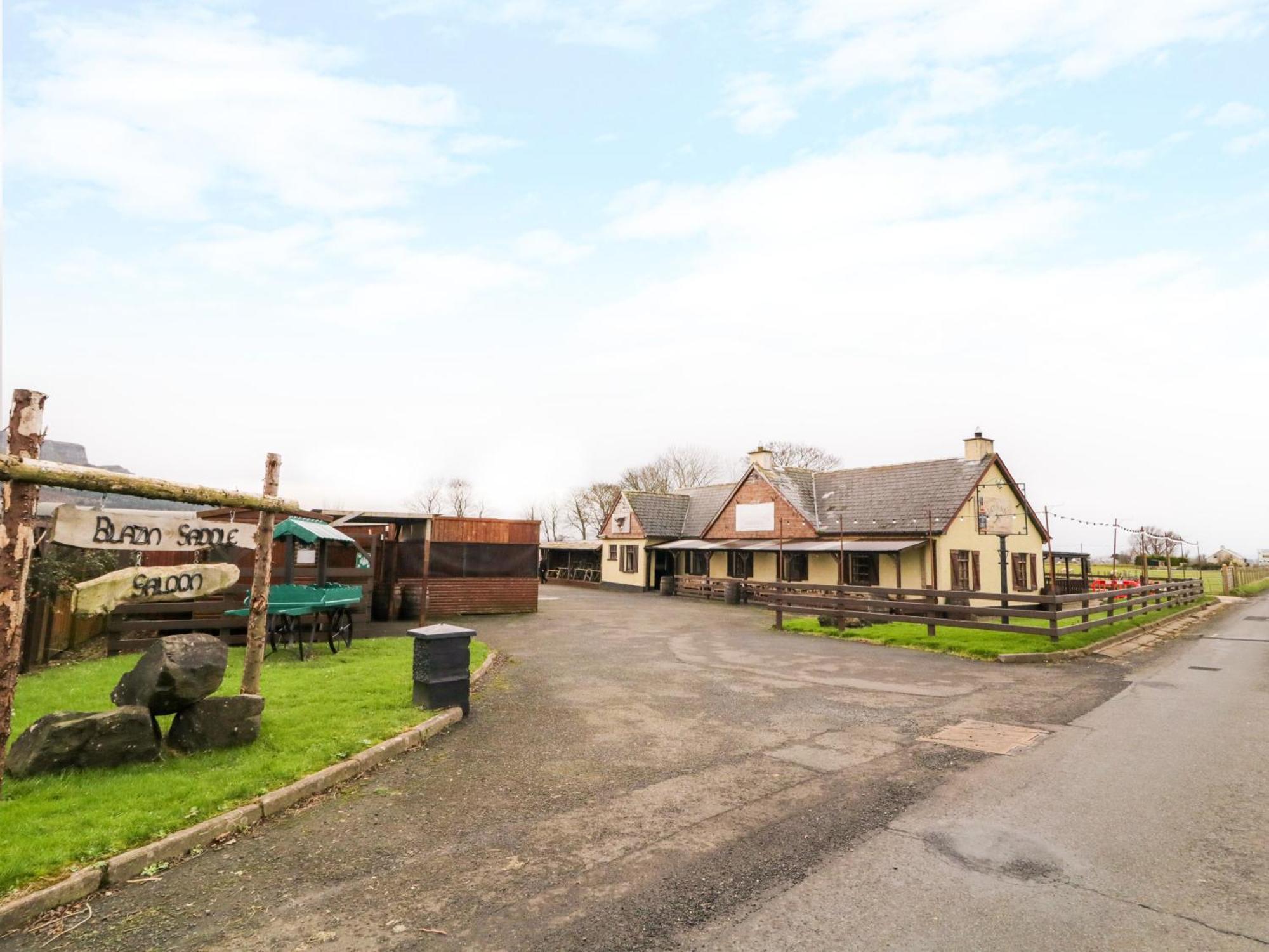 Apache Falls Lodge Limavady Buitenkant foto