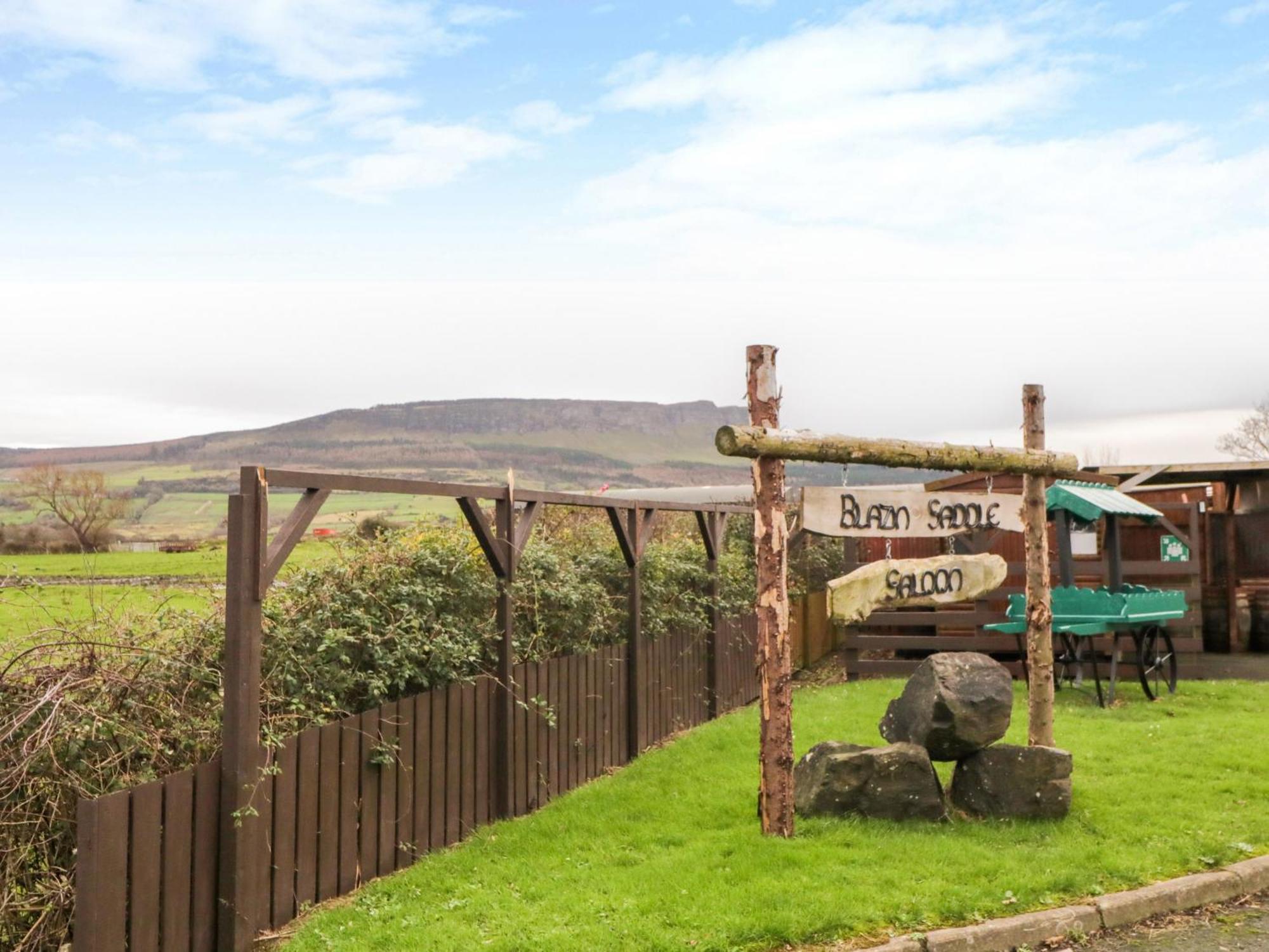 Apache Falls Lodge Limavady Buitenkant foto